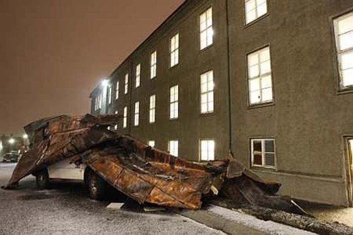 Óveðrið, sem gekk yfir um liðna nótt, olli töluverðum skemmdum. Meðal annars á þaki Austurbæjarskóla.