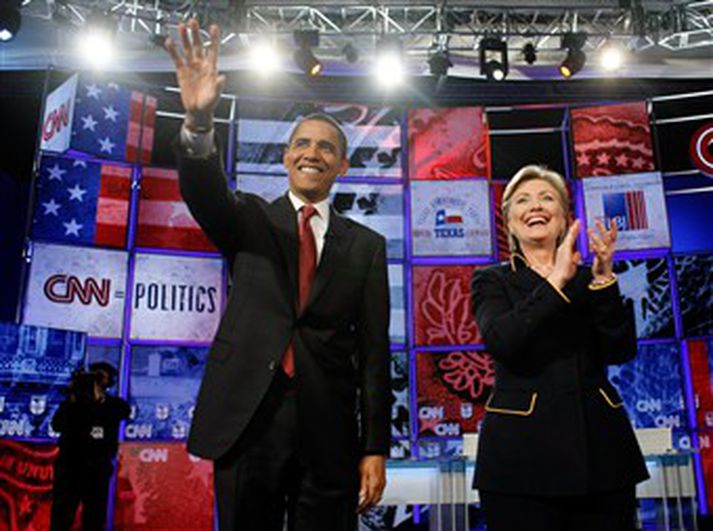 Obama og  Clinton í Austin í Texas í gærkvöldi.