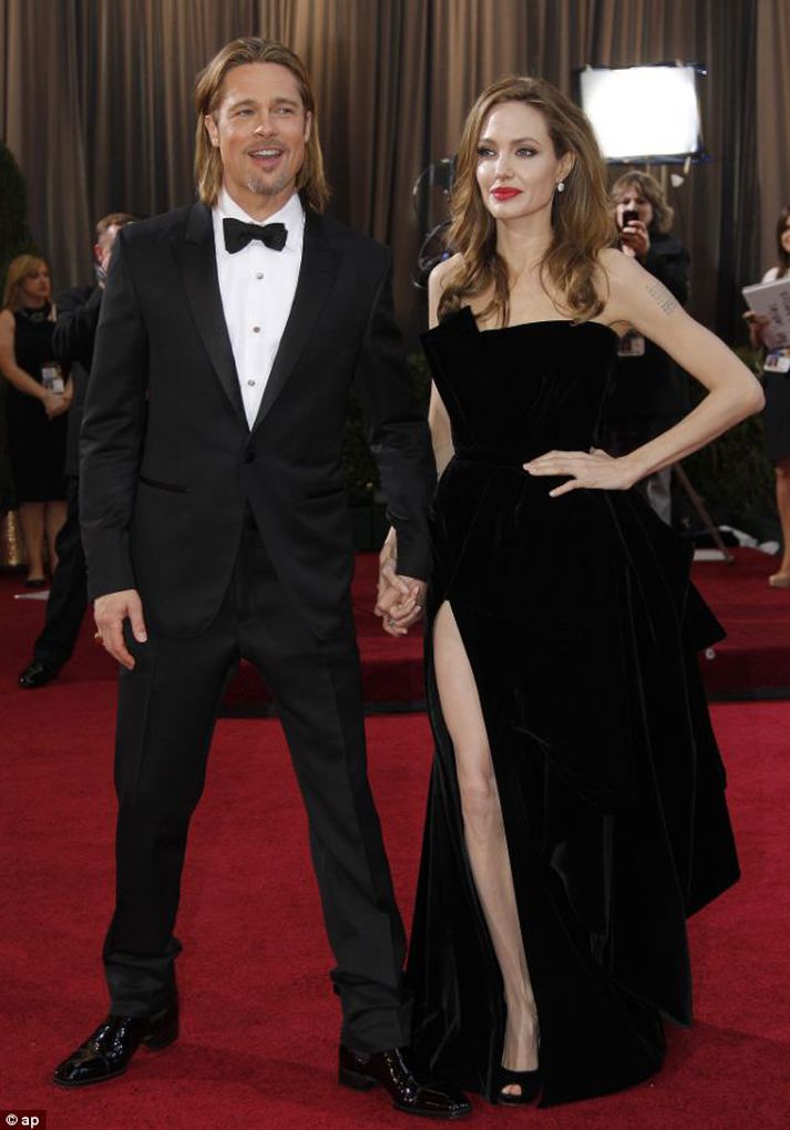 Unnusti Angelinu, Brad Pitt, stóð sem klettur við hlið hennar í erfiðum skurðaðgerðum sem hún undirgekkst.
