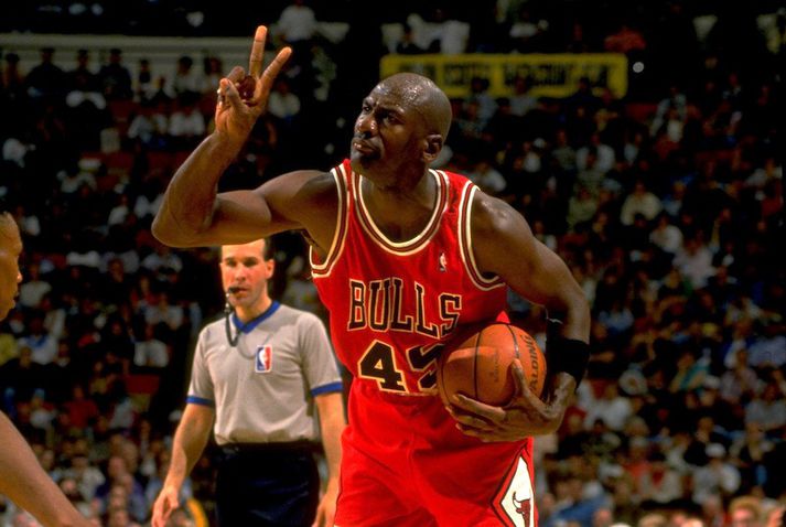 Michael Jordan í leik með Chicago Bulls og finnst hér greinilega að liðsfélagar hans séu ekki alveg með á nótunum.