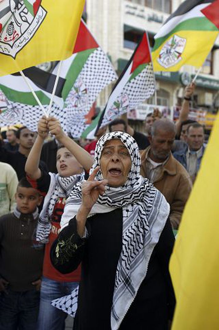 Fjöldi Palestínumanna kom saman í Ramallah í gær til að lýsa stuðningi við Mahmoud Abbas. fréttablaðið/AP