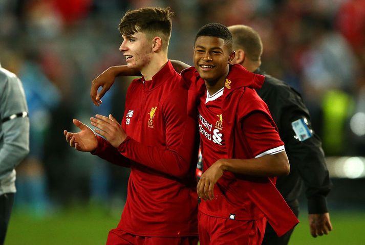 Rhian Brewster með Ben Woodburn sem skrifaði undir nýjan samning við Liverpool í gær.