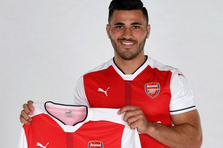 Bosníumaðurinn Sead Kolasinac með Arsenal-treyjuna.