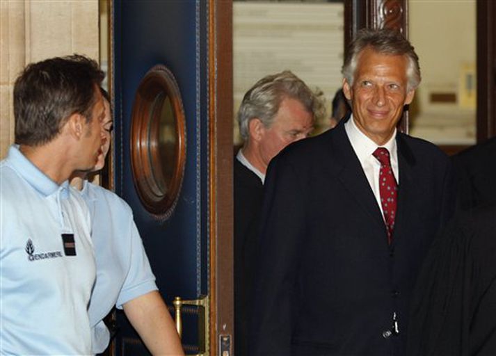 Dominique de Villepin kemur í dómshúsið í dag.