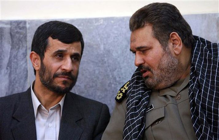 Ahmadinejad, Íransforseti, (t.v.) ræðir við Hassan Firoozabadi, hershöfðingja.