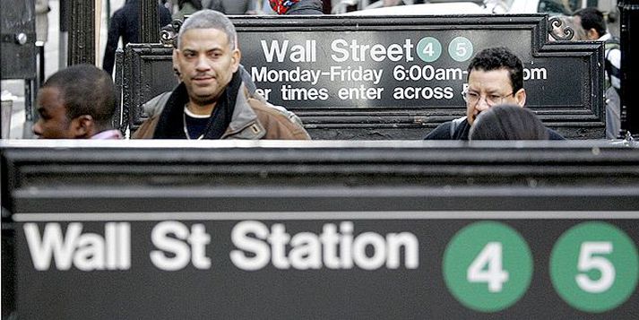 Nærri kauphöllinni við Wall Street í New York í Bandaríkjunum er endalaus umferð um neðanjarðarlestarkerfi borgarinnar líkt og sjá má hér að ofan. Viðskiptagjörningar tengdir bandarískum undirmálslánum hafa valdið sveiflum og óróleika á fjármálamörkuðum um heim allan. Áhrifanna gætir meðal annars í uppgjörum fjárfestingarfyrirtækja hér heima.