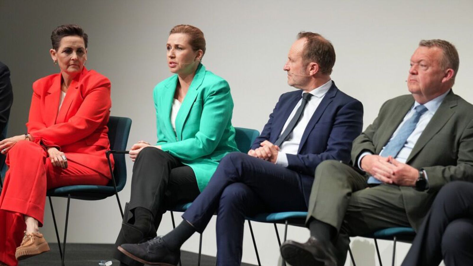 Boðar til við­ræðna við sex flokka