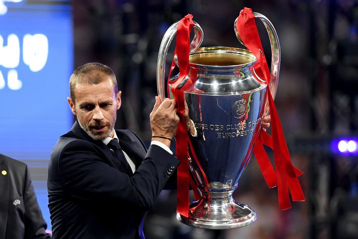 Aleksander Ceferin, forseti UEFA, með Meistaradeildarbikarinn.