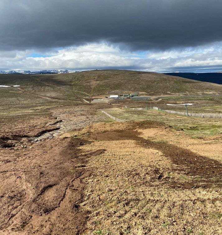 Skriðan féll úr lóni sem notuð er fyrir snjóframleiðslu, og féll hún rétt sunnan við skíðalyftuna.