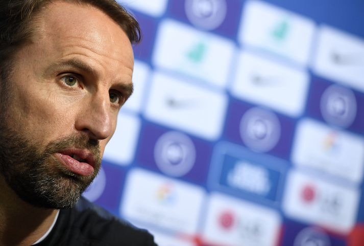 Gareth Southgate og lærisveinar hans fengu leyfi frá UEFA til að fresta blaðamannafundi sem átti að fara fram nú klukkan 18.30.