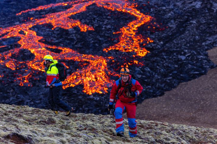 Tveggja göngumanna er leitað við gosstöðvarnar.