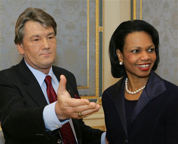 Condoleezza Rice sést hér við hlið Viktor Júsjenkó forseta Úkraínu.