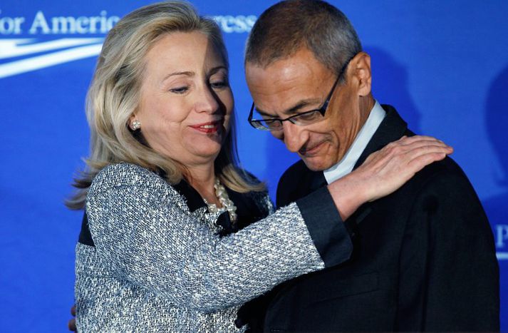 Sumir tölvupóstanna sem var lekið eftir innbrotið voru vandræðalegir fyrir Hillary Clinton og kosningastjóra hennar John Podesta.