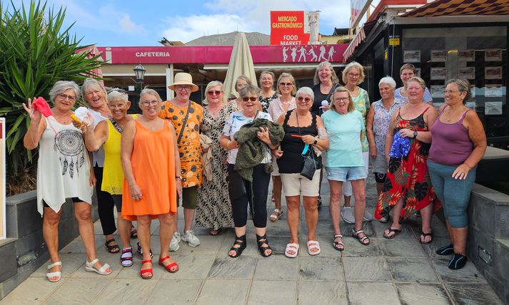 Hópurinn, sem hittist alltaf á miðvikudögum klukkan 14:00 á veitingastað á Tenerife til að prjóna saman, allt hressar og skemmtilegar konur, sem segja fátt betra en á vera á Tenerife á þessum tíma árs með prjónana sína.