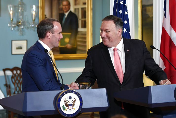 Vel fór á með þeim Raab (t.v.) og Pompeo (t.h.) á blaðamannafundi í bandaríska utanríkisráðuneytinu í dag.