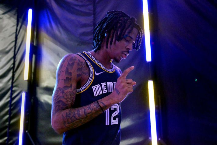 Ja Morant gengur hér af velli eftir að hafa öðrum fremur séð til þess að Memphis Grizzlies vann Minnesota Timberwolves í fimmta leik liðanna.