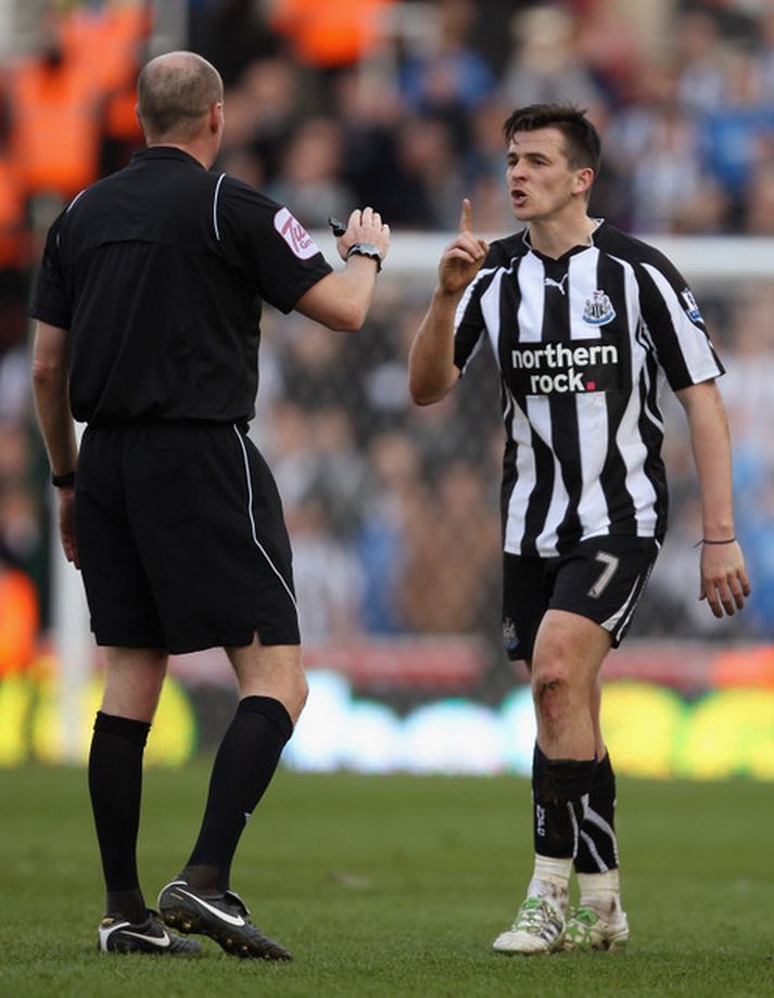Joey Barton leikmaður enska úrvalsdeildarliðsins Newcastle er vanur því að vekja athygli á sjálfum sé með undarlegum uppákomum og framkomu. Hann heldur sínu striki í viðtali sem birt var í frönsku fótboltatímariti, So Foot.