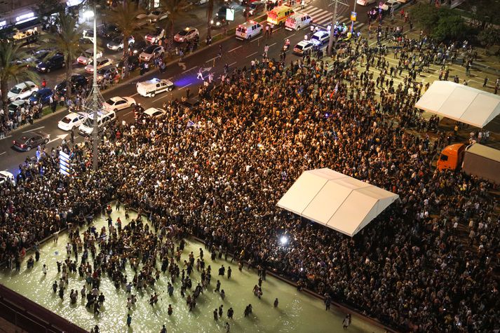 Fögnuðurinn í Tel Aviv þegar sigurinn í Eurovision lá fyrir.