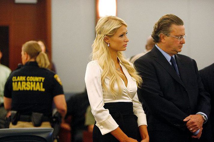 Paris Hilton játaði að hafa átt kókaínið sem fannst í hennar fórum í Las Vegas í síðasta mánuði. Og svo flaug hún til Japans. Imageforum/Nordic Photos