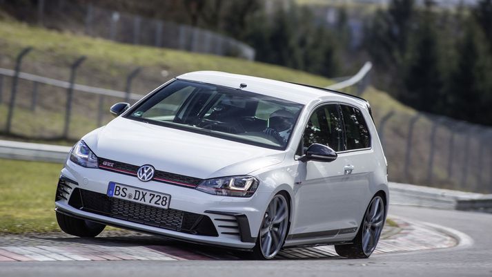 VW Golf GTI Clubsport S við metsláttinn á Nürburgring brautinni.