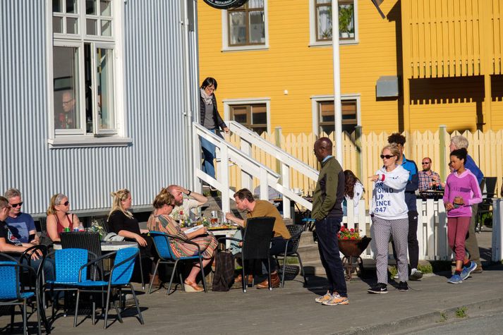 Veitingahúsagestir í sól og sumaryl á Ísafirði.