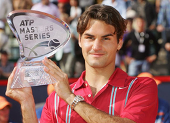 Roger Federer með bikarinn sem hann fékk í dag fyrir sigurinn í Hamborg.