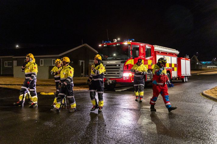 Viðbragðsaðilar gengu úr skugga um að bærinn væri tómur í nótt. 