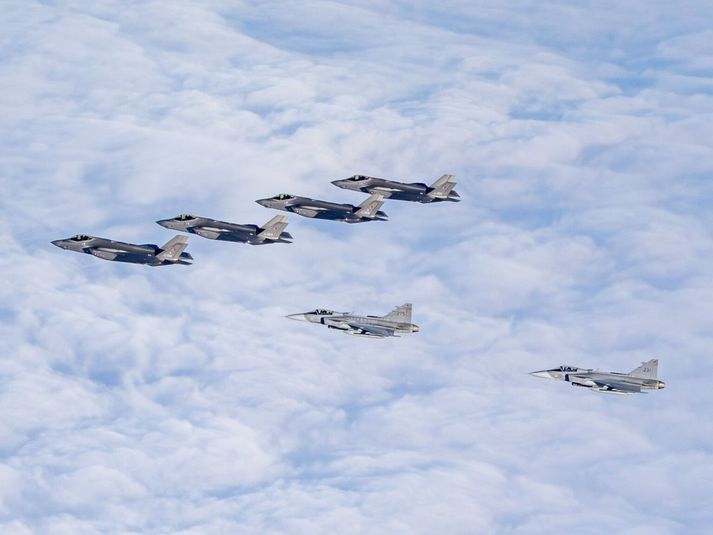 Hér má sjá fjórar danskar F-35 herþotur og tvær JAS 39 Gripen á flugi yfir Íslandi.
