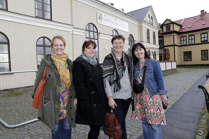 Hrafnhildur Ragnarsdóttir, Berglaug Guðmundsdóttir, Hólmfríður Gunnlaugsdóttir og Halla Kjartansdóttir standa fyrir styrktarballi í minningu tveggja vina sinna er létust úr krabbameini.
