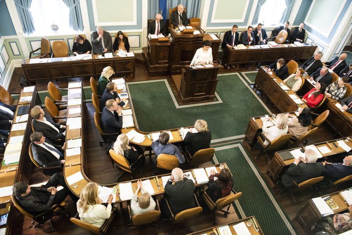 Þingið felldi lög um kjararáð úr gildi í vor. Nýtt fyrirkomulag á að verða að lögum í árslok.