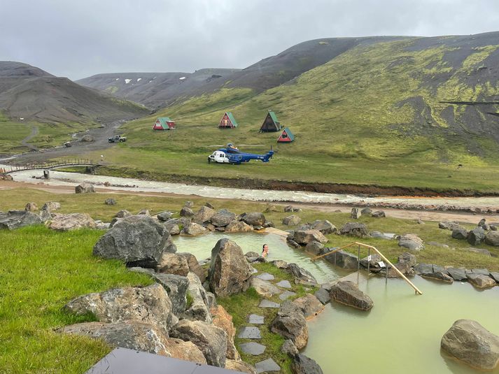 Þyrluáhöfn Landhelgisgæslunnar bíður neðan við Kerlingafjöll eftir því að björgunarsveitarmenn komi með manninn.