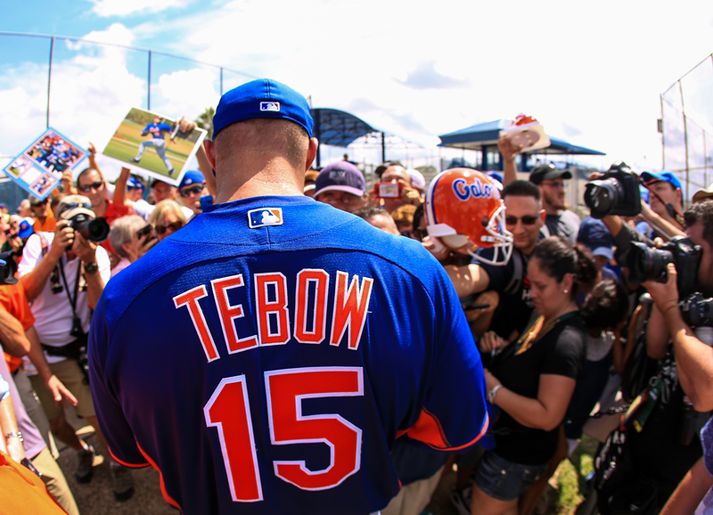 Tebow sinnir aðdáendum.