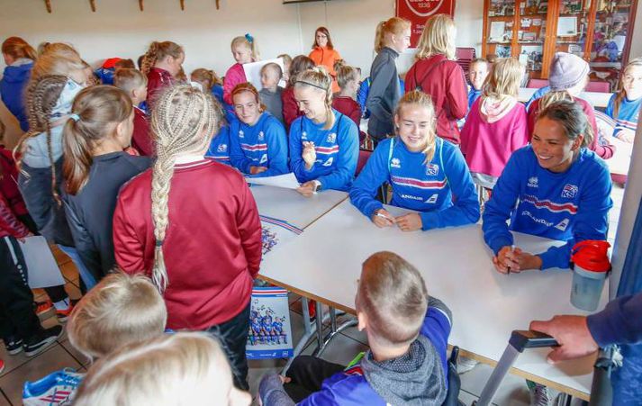 Stelpurnar okkar árita glænýja liðsmynd sem tekin var sérstaklega af hópnum fyrir EM.