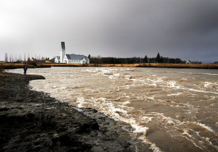 Þorgrímur Óli Sigurðsson, yfirlögregluþjónn á Selfossi, segir það kraftaverki líkast að maður sem fór út í Ölfusá í gærkvöldi hafi fundist á lífi í morgun. 