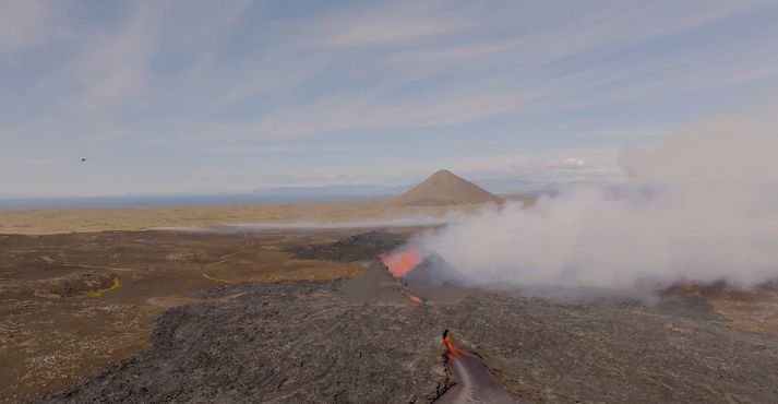 Ótrúlegar drónamyndir Björns Steinbekks af gosinu við Litla Hrút sýna að enn er töluverð virkni. 