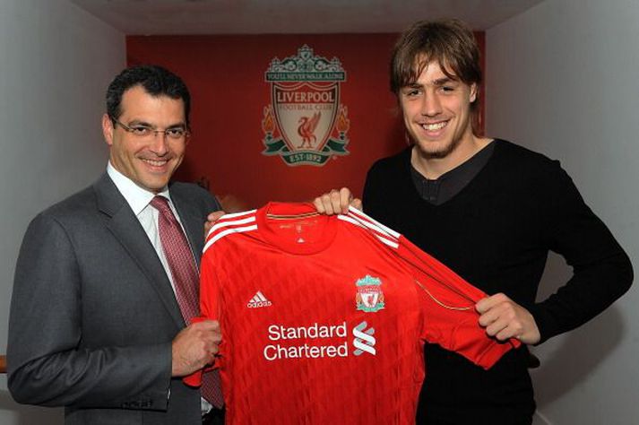 Coates ásamt Damien Comolli, yfirmanni knattspyrnumála, hjá Liverpool.
