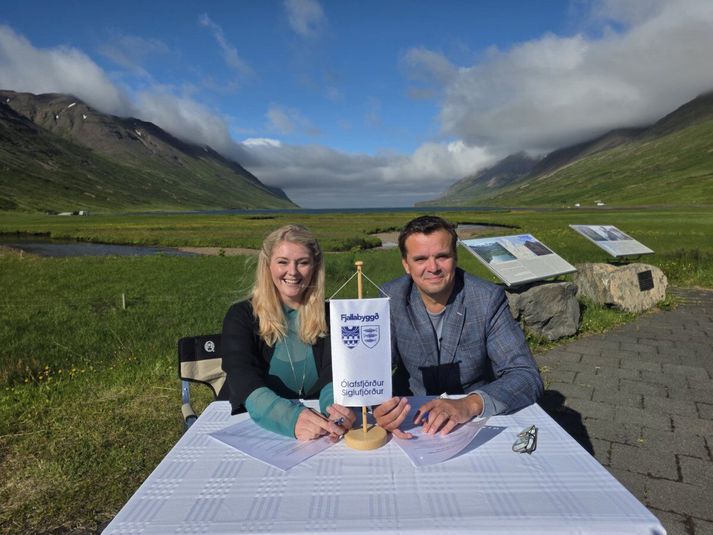 Hafdís Huld Björnsdóttir, nýr bæjarstjóri Fjallabyggðar, með Jóhanni K. Jóhannssyni, forseta bæjarstjórnarinnar frá S-listanum.