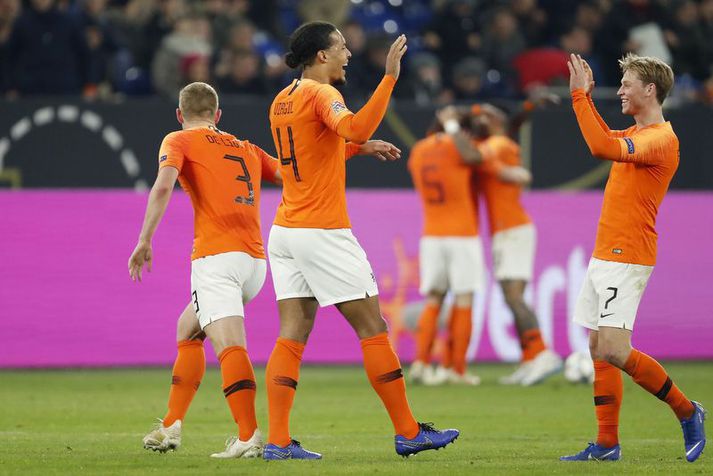 Virgil van Dijk og Frenkie de Jong fagna og Matthijs de Ligt er ekki langt undan. Þessir þrír eru þegar komnir í hóp mest spennandi fótboltamanna heims í dag.