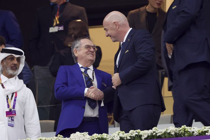 Noël Le Graët tekur í spaðann á forseta FIFA, Gianni Infantino.