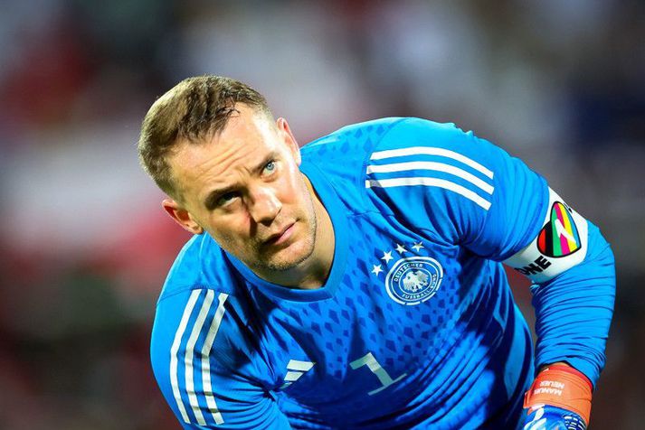 Manuel Neuer, markvörður og fyrirliði þýska landsliðsins, með fyrirliðabandið.