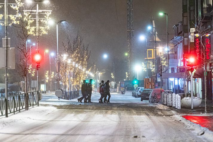 Ferðamenn á rölti um Reykjavík á þriðjudag, þegar mesta óveðrið gekk yfir.