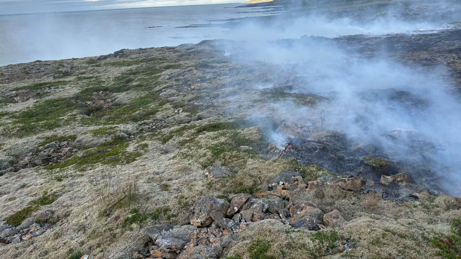 Fórnuðu gúmmí­stíg­vélunum við að slökkva sinueld á Ströndum