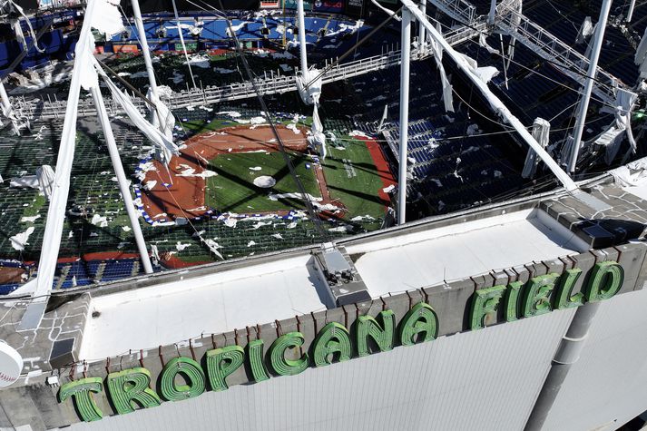 Það var mjög lítið eftir af þakinu á Tropicana Field eftir óveðrið. Nú er búið að safna brotunum saman og stuðningsmenn félagsins geta eignast hluta af gamla þakinu.