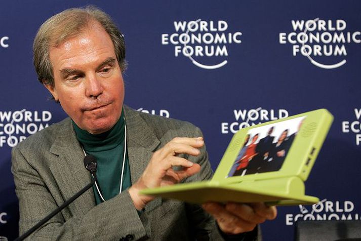 Nicholas Negroponte höfundur 100-dala tölvunnar kynnir hana á fundi Alþjóða efnahagsstofnuninni (WEF) í Davos í Sviss fyrir ári.