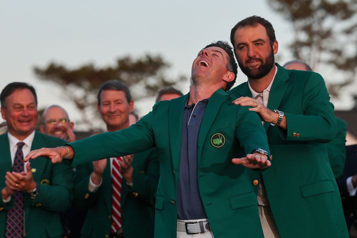 Það var langþráð þegar McIlroy gat loks klæðst græna jakkanum eftir sigur á Masters-mótinu fyrir mánuði síðan. Scottie Scheffler, sem hafði unnið mótið árinu áður, klæddi þann norður-írska í jakkann en þeir munu spila saman á fyrstu tveimur hringum PGA-meistaramótsins sem hefst á morgun.