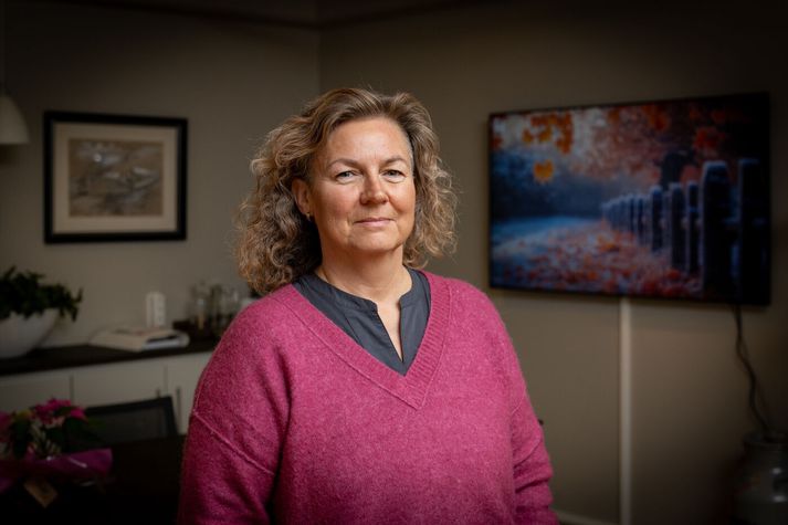 Guðrún Ágústa segir ekki bara heimilislaust fólk leita til þeirra í mat, líka fólk sem á íbúð og er í vinnu, en á ekki fyrir mat. Afgreiddar eru um tvö til þrjú hundruð máltíðir daglega. 