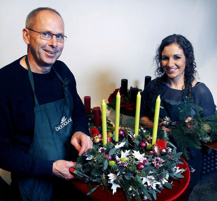 Díana Allansdóttir með Jóni Þresti Ólafssyni, blómaskreytingameistarara hjá Blómavali. Aðventukransinn er í Bolly­wood-stíl, með hvítum eikarlaufum, litríkum kúlum, kertum og skrauti.