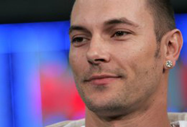 Kevin Federline. Oft er talað um að góðir rapparar hafi þétt flæði en tónlistargagnrýnandi tímaritsins Rolling Stones sagði flæðið hjá Federline vera andstæðu þétts.