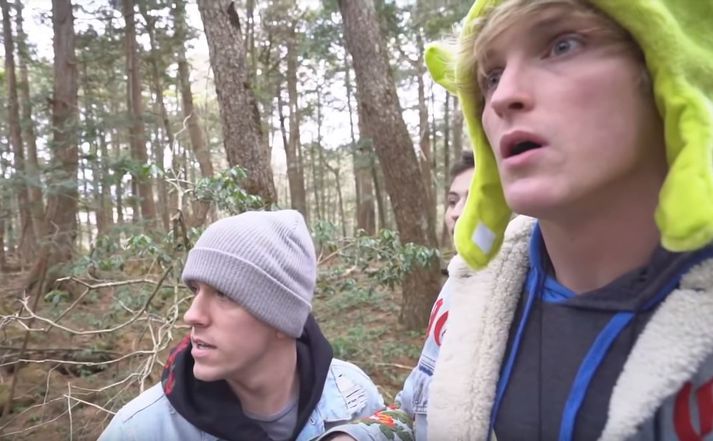 Logan Paul, sem sést hér í skóginum með gulgræna húfu, hefur mátt þola harða gagnrýni eftir myndbandsbirtinguna.