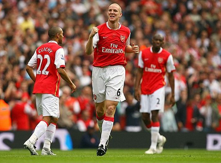 Philippe Senderos fagnar hér marki með Arsenal.